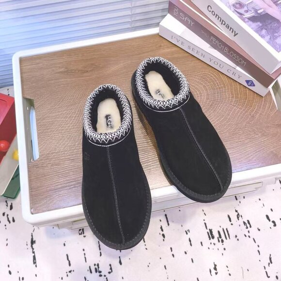 UGG Disco Platform: Elevate Your Style, Not Your Discomfort - Picture 5 of 8